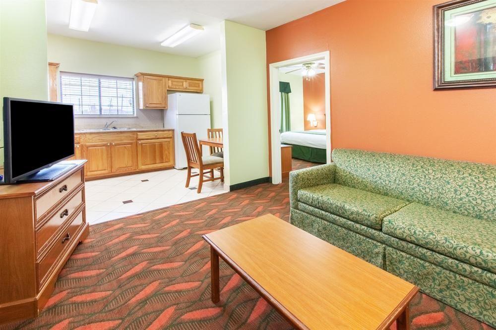 Days Inn & Suites By Wyndham Houston Hobby Airport Exteriör bild