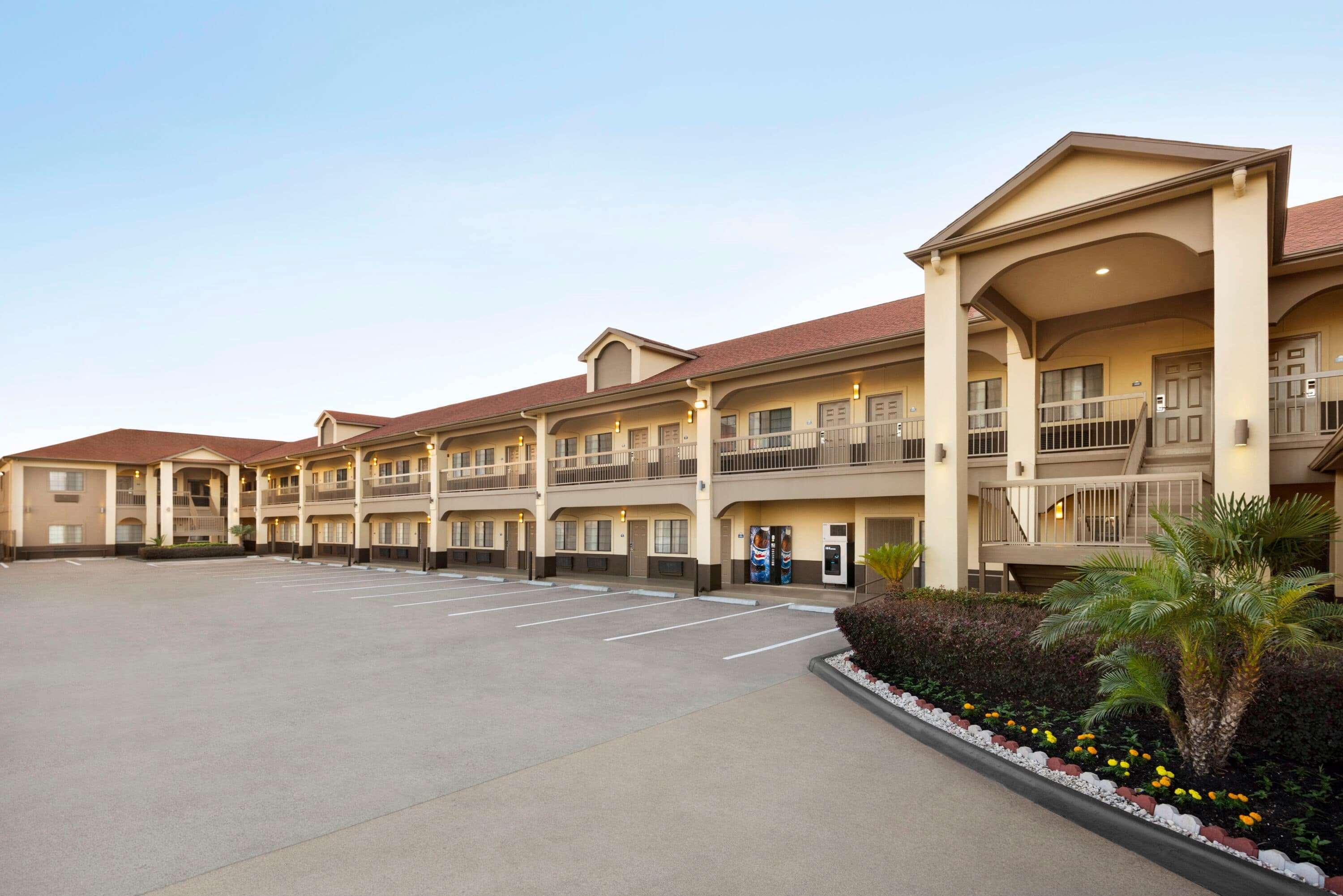 Days Inn & Suites By Wyndham Houston Hobby Airport Exteriör bild
