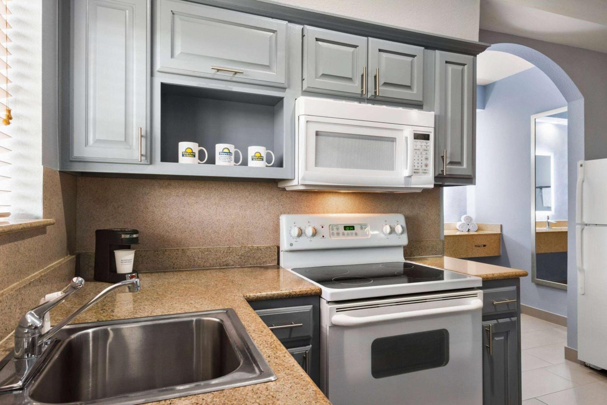 Days Inn & Suites By Wyndham Houston Hobby Airport Exteriör bild