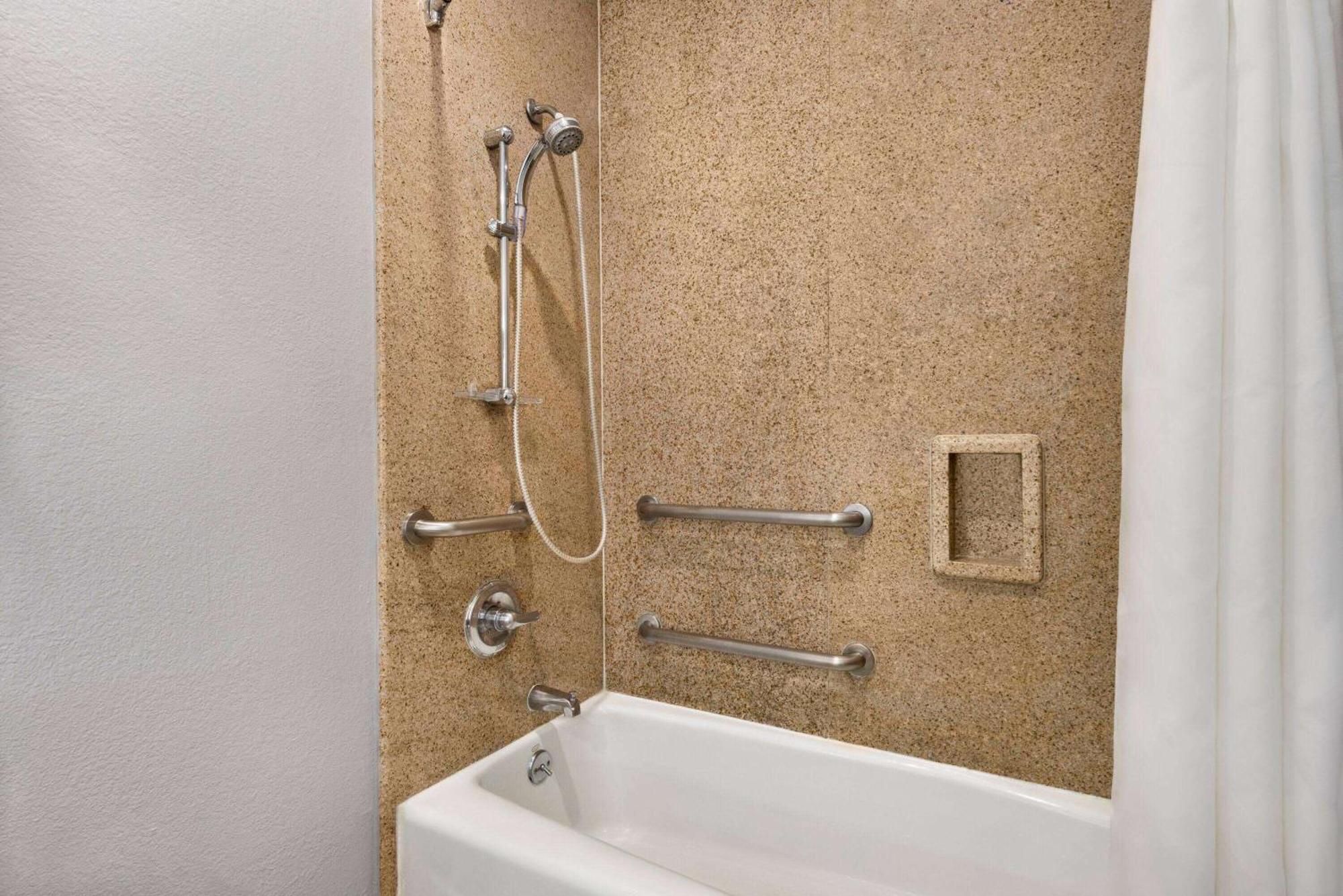 Days Inn & Suites By Wyndham Houston Hobby Airport Exteriör bild