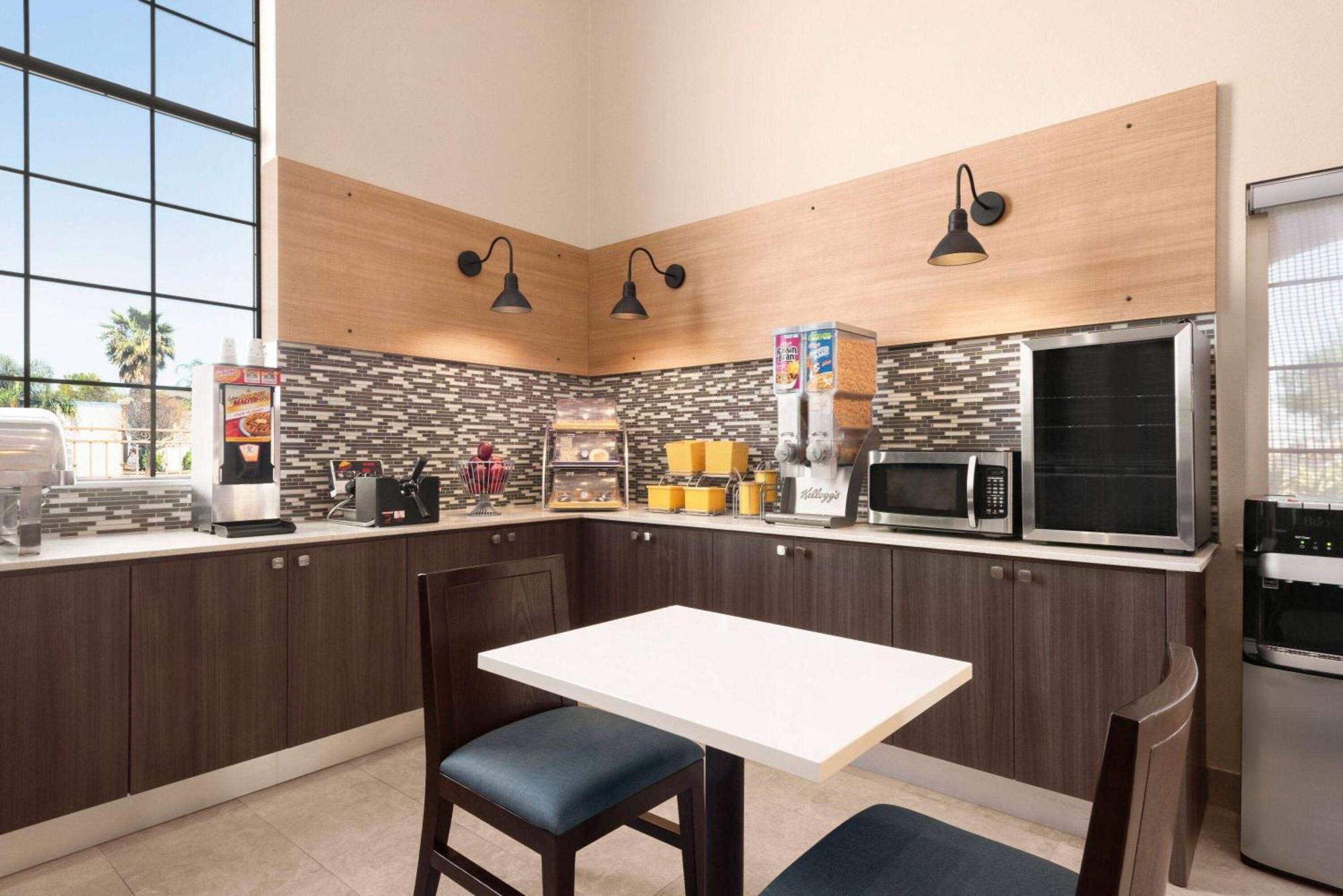 Days Inn & Suites By Wyndham Houston Hobby Airport Exteriör bild