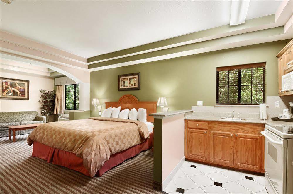 Days Inn & Suites By Wyndham Houston Hobby Airport Exteriör bild